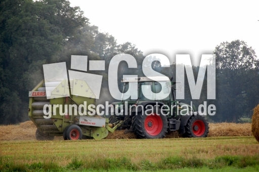 Traktor mit Heuballenmaschine_2.JPG